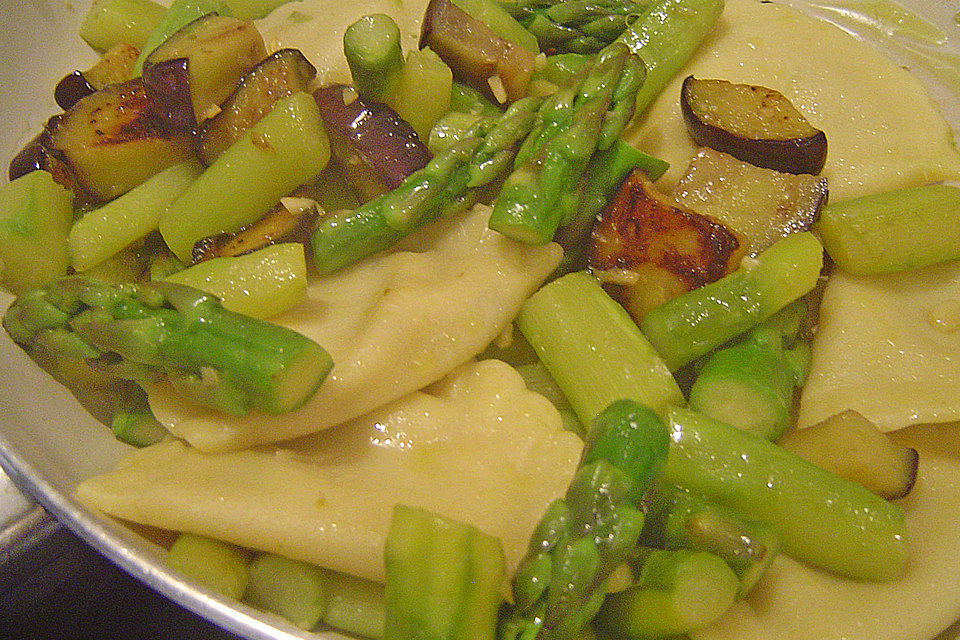 Gnocchi mit grünem Spargel und Aubergine