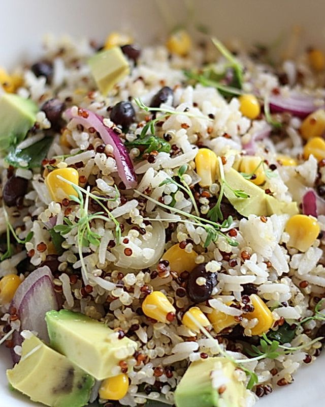 Dunkle Bohnen-Mais-Avocado Salat mit Reis und Quinoa