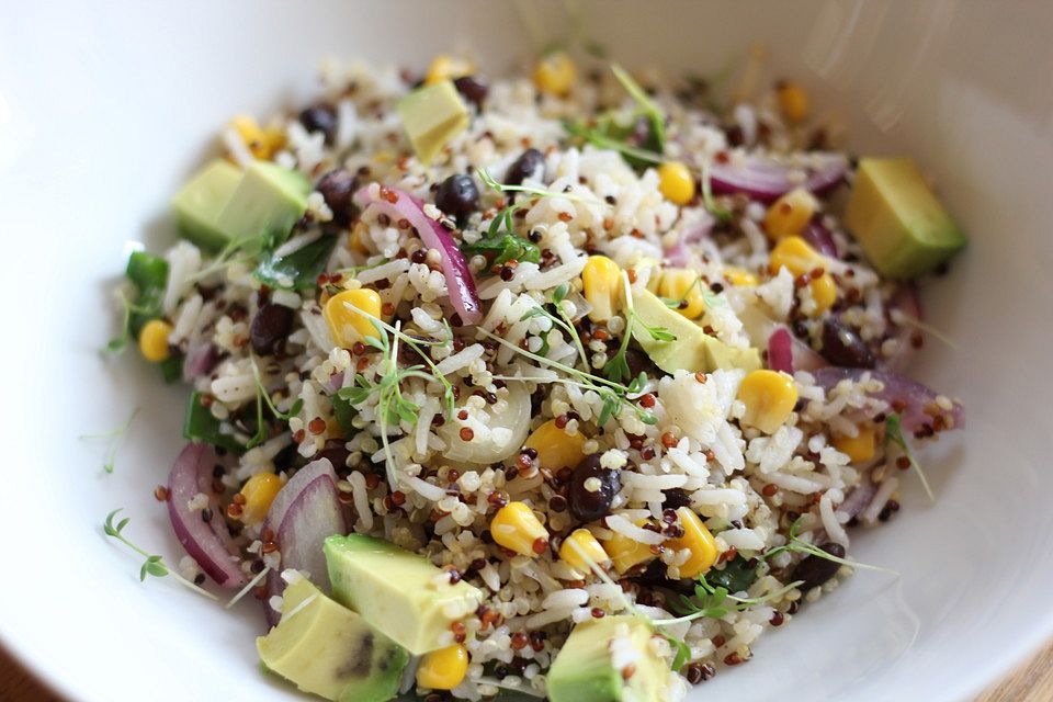 Dunkle Bohnen-Mais-Avocado Salat mit Reis und Quinoa