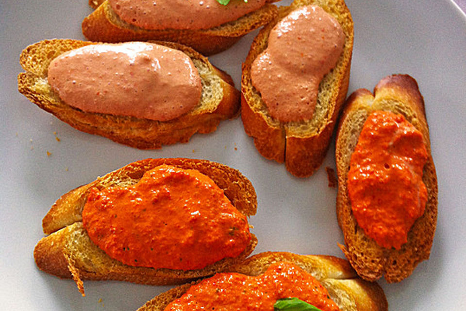 Bruschetta mit Paprika- und Tomaten-Paste