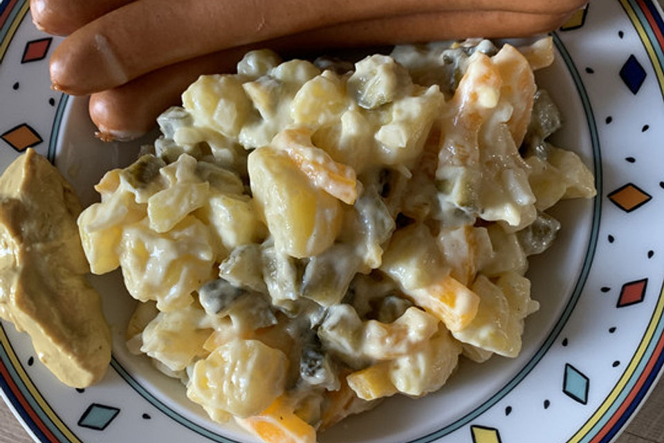 Bunter fettarmer Kartoffelsalat mit Käse