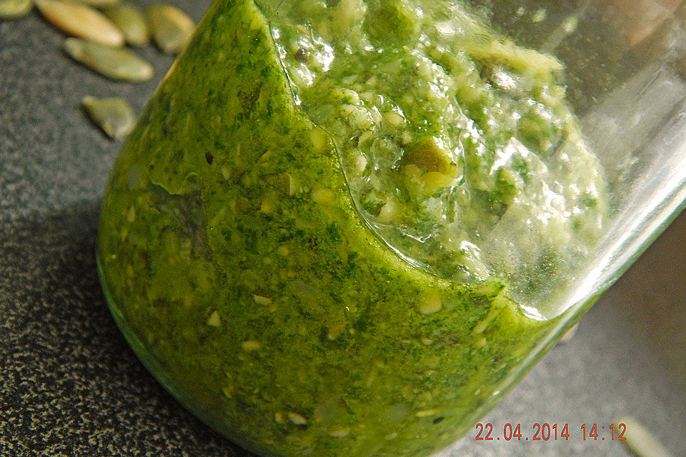 Pesto mit Basilikum und Kürbiskernen