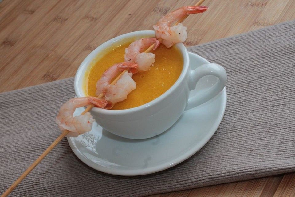 Möhren-Ingwer-Suppe mit Gambas (Garnelen) und einem Hauch von Tonkabohne