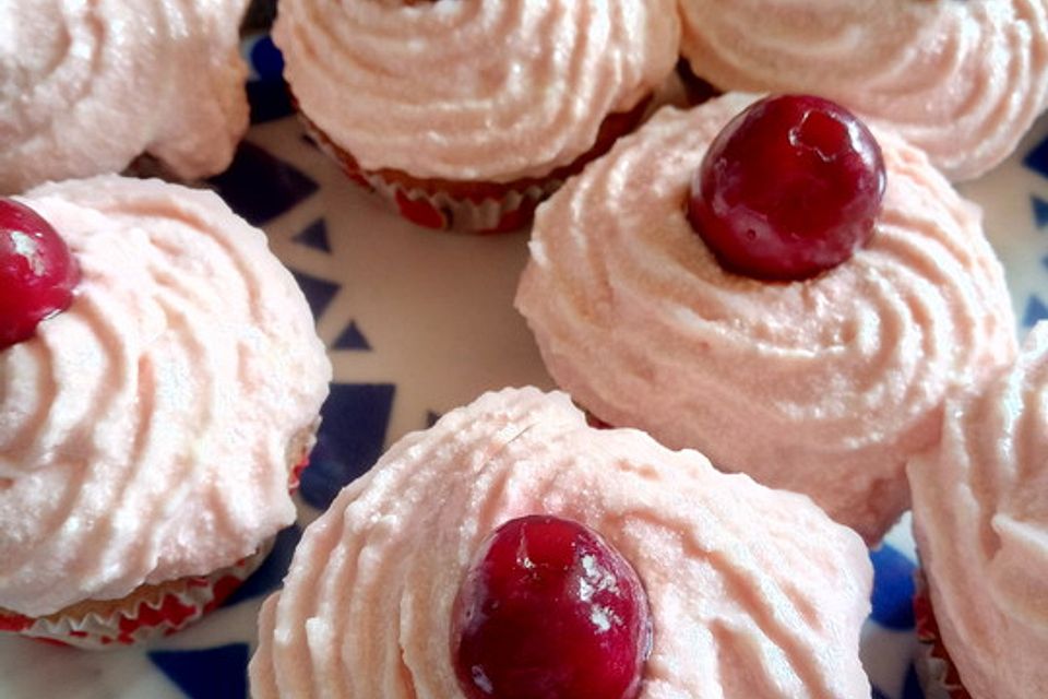 Schoko-Kirsch-Cupcakes mit Buttercreme