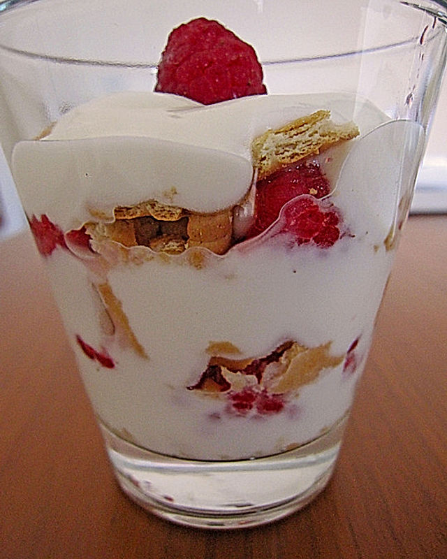 Joghurt mit Himbeercreme auf Keksbett