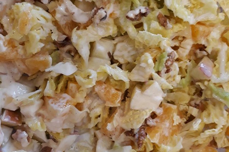 Wirsingkohlsalat mit Orange, Apfel und Walnüssen