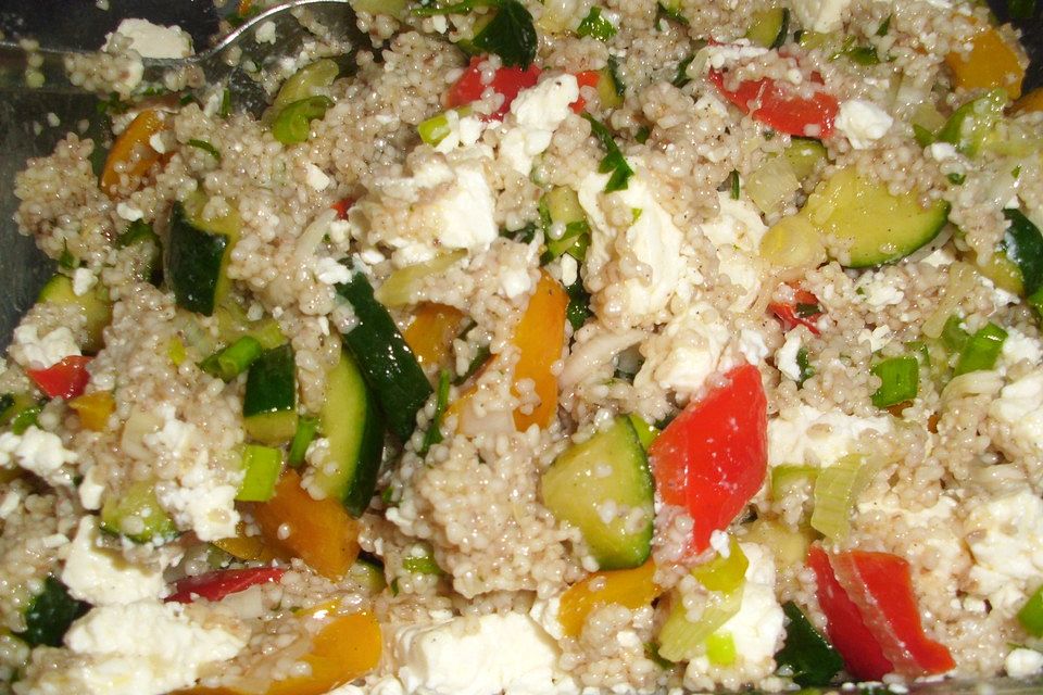 Perlgraupensalat mit getrockneten Aprikosen und Bärlauch Perlgraupensalat mit getrockneten Aprikosen und Bärlauch