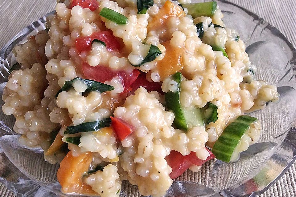 Perlgraupensalat mit getrockneten Aprikosen und Bärlauch