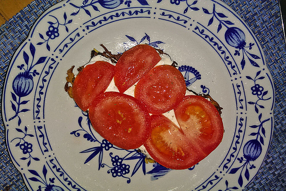 Gemüsereibekuchen mit Kräuterquark und Tomaten