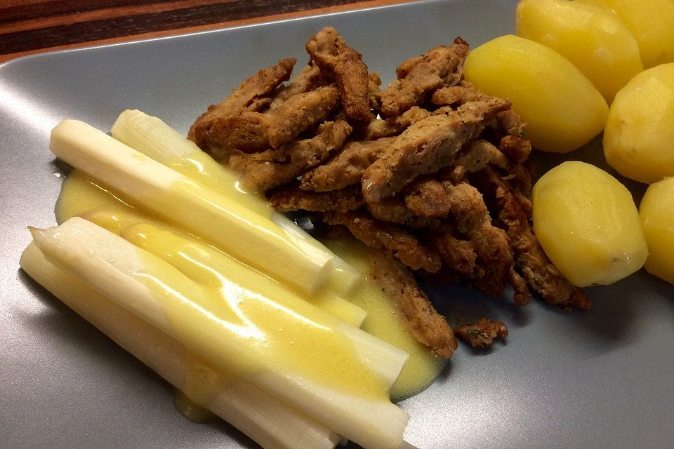 Spargel und Salzkartoffeln mit veganer Hollandaise