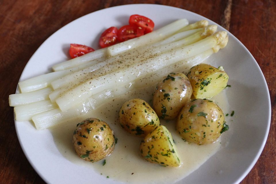 Spargel und Salzkartoffeln mit veganer Hollandaise