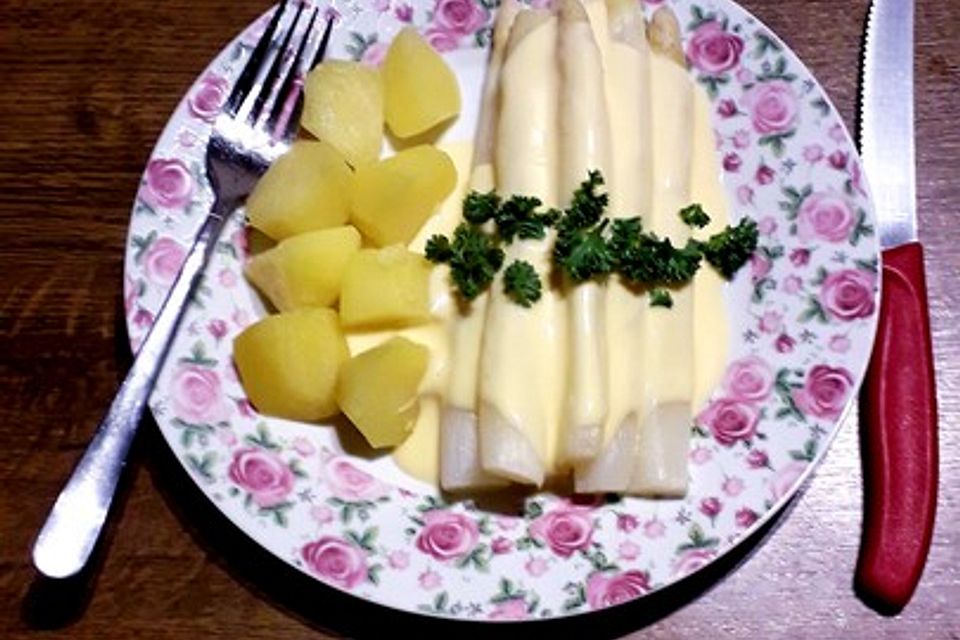 Spargel und Salzkartoffeln mit veganer Hollandaise