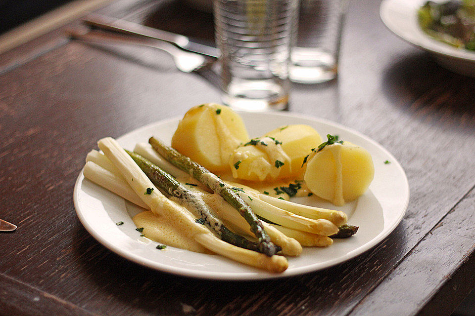 Spargel und Salzkartoffeln mit veganer Hollandaise