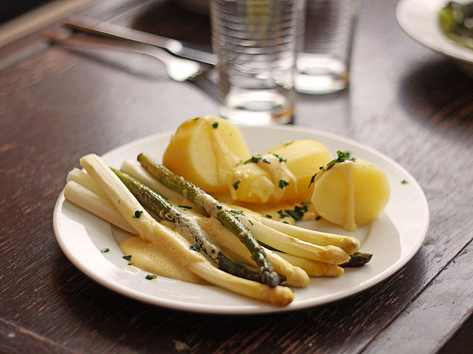 Spargel und Salzkartoffeln mit veganer Hollandaise von Porschi| Chefkoch