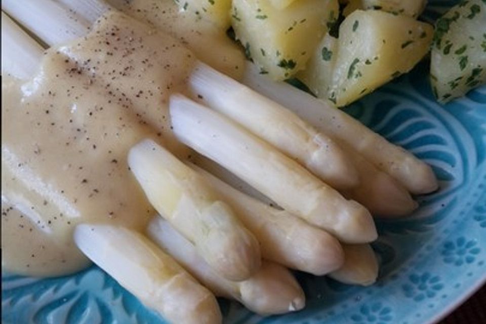 Spargel und Salzkartoffeln mit veganer Hollandaise