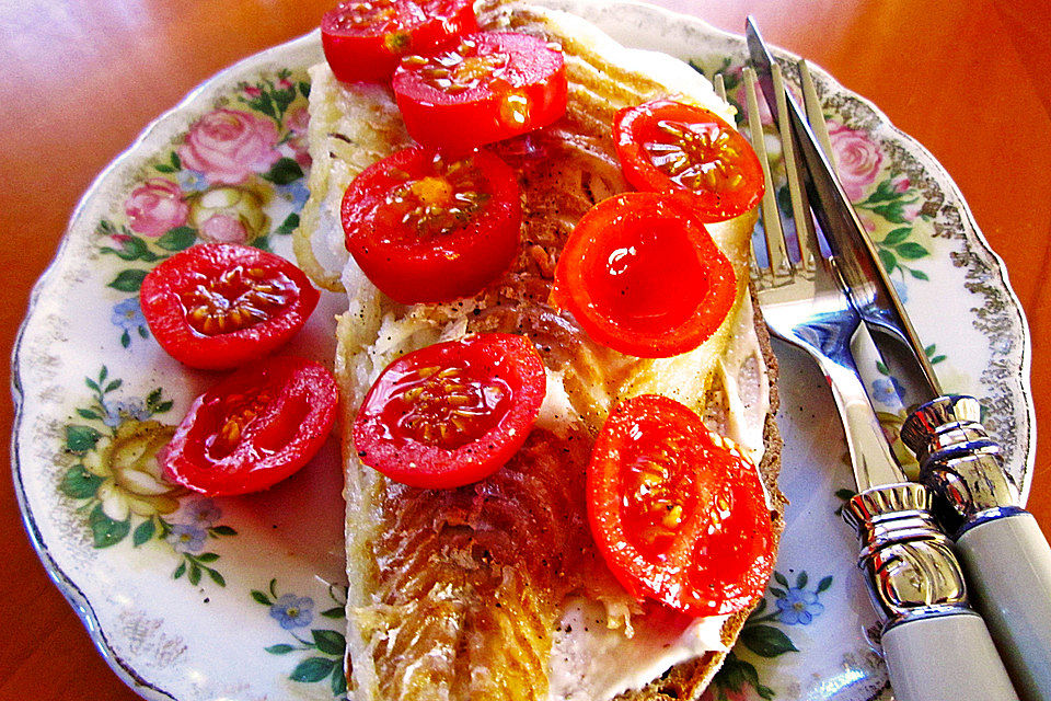 Brot mit Seelachsfilet und Kirschtomaten