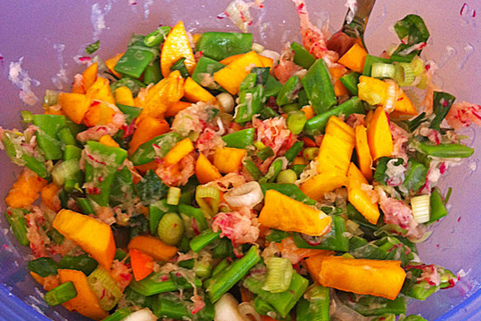 Rettichsalat mit Kaki Früchten und Schnittbohnen