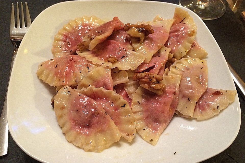 Rote Bete-Ravioli mit Walnussbutter