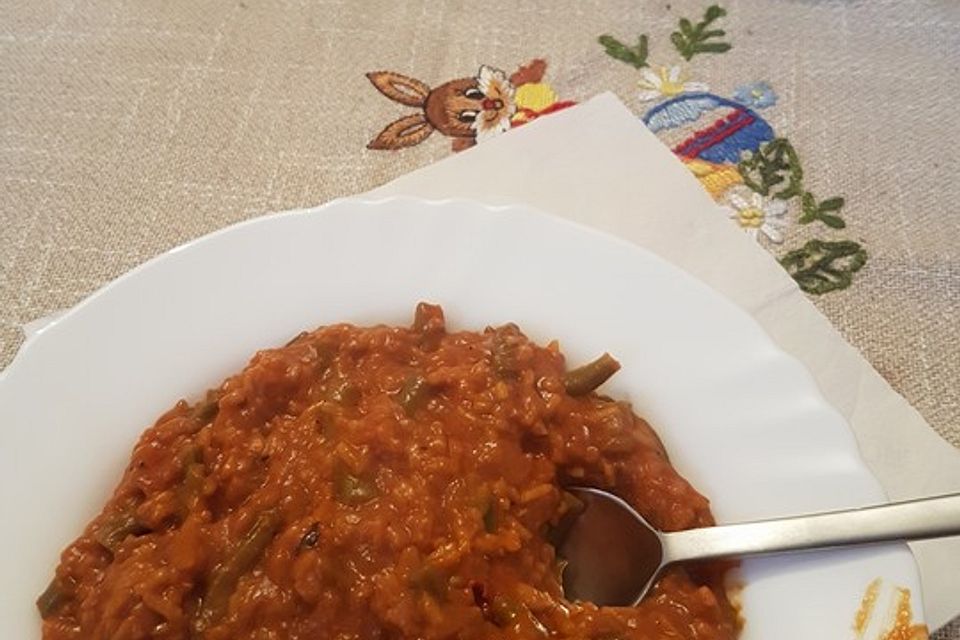 Cevapcici-Pfanne mit Reis und Gemüse in Paprika-Sauce