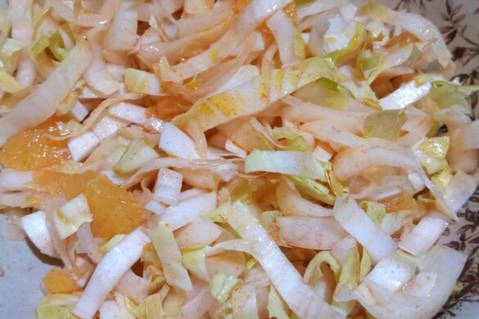 Chicoree-Orangen-Zwiebelsalat à la Gabi