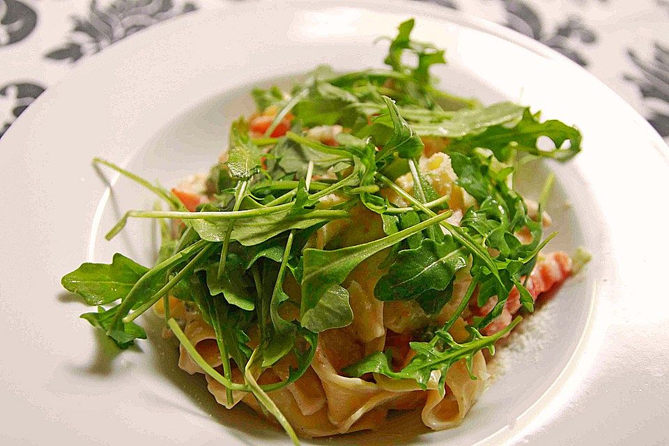 Nudeln in Mascarponecreme mit Hähnchenbruststreifen und Rucola