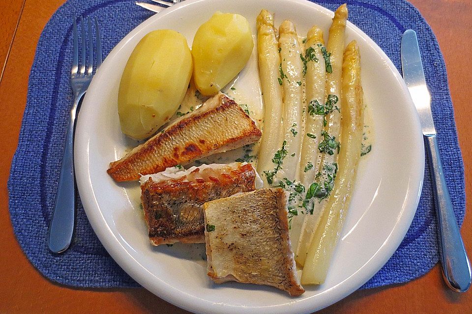 Zander mit glasiertem Spargel und Basilikumschaum