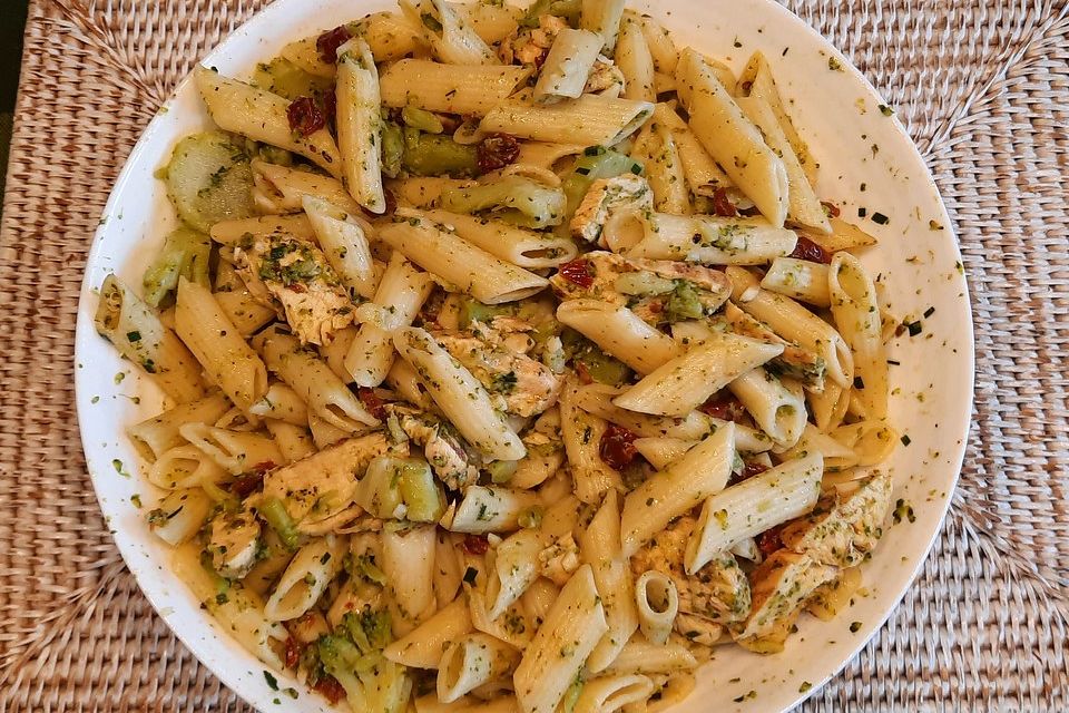 Penne mit Hähnchen und Brokkoli