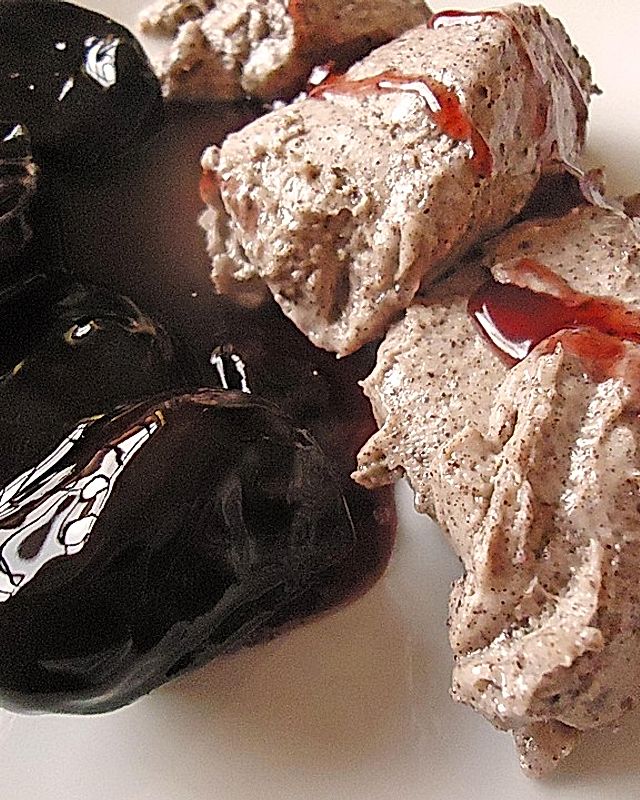 Badisches Mohnmousse mit weißer Schokolade und Rotweinbackpflaumen