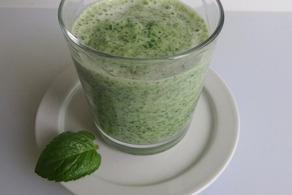 Süßer und leicht scharfer grüner Smoothie