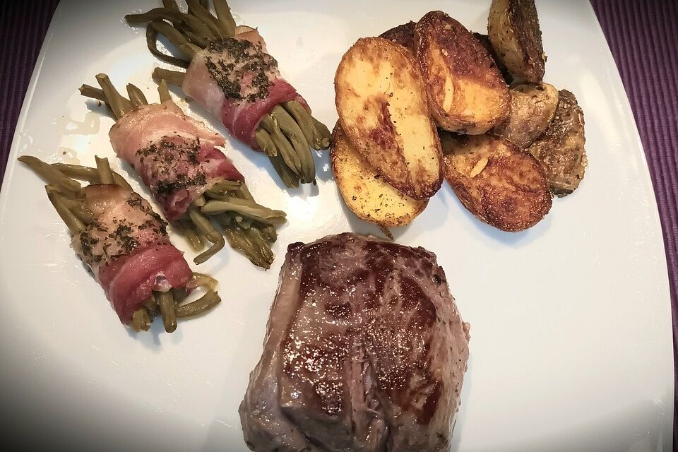 Rinderfilet mit Bohnen im Speckmantel und Klößen