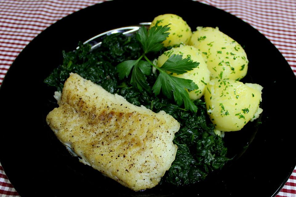 Kabeljaufilet auf Spinatbett mit Salzkartoffeln