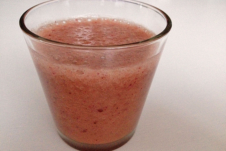 Kräuter-Salat-Smoothie mit Banane, Stachelbeere und Ananas