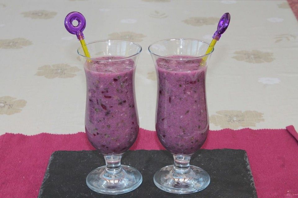 Kräuter-Salat-Smoothie mit Banane, Stachelbeere und Ananas