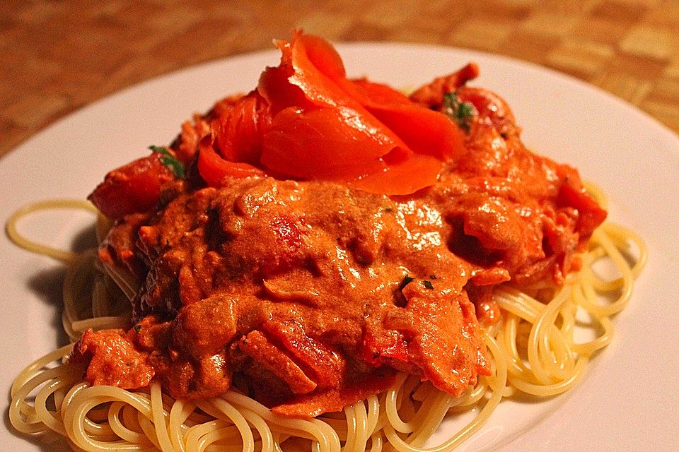 Pasta mit Lachs-Tomaten-Sahnesauce