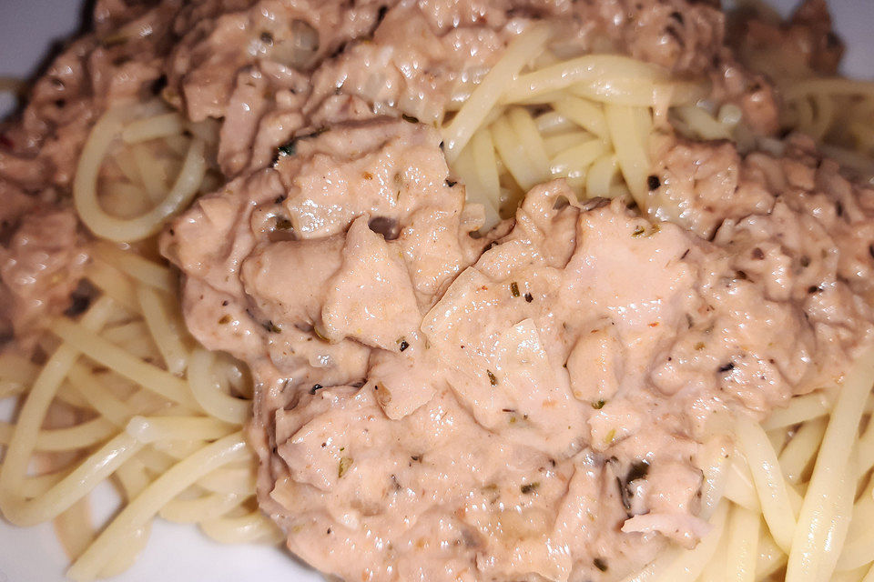 Spaghetti mit Thunfisch-Zwiebel-Tomatensauce