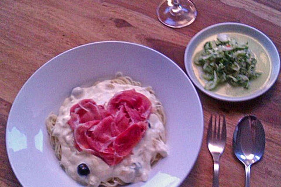 Spaghetti "Al Capone" mit Gurkensalat