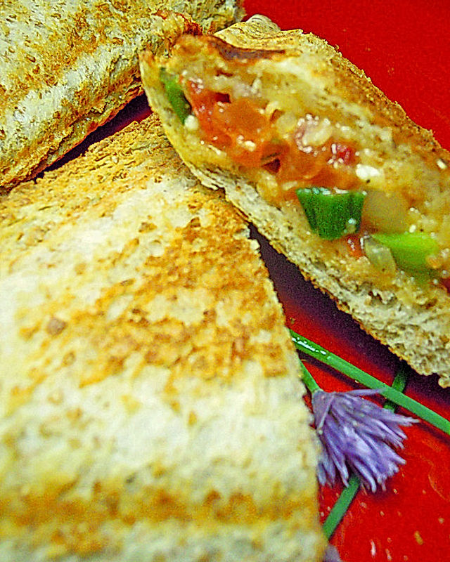 Sandwich mit Tomaten-Ziegenkäse-Füllung