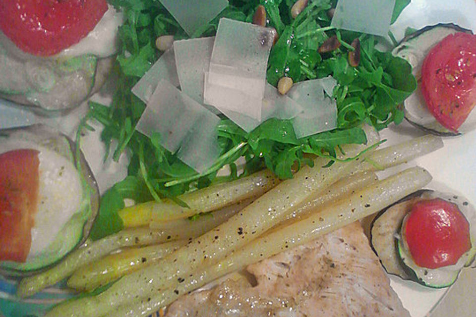 Spargel mit Geflügel, Gemüse und Rucola