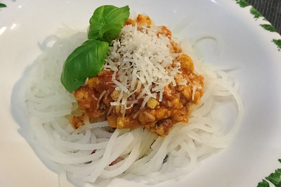 Kohlrabispaghetti mit Sojabolognese