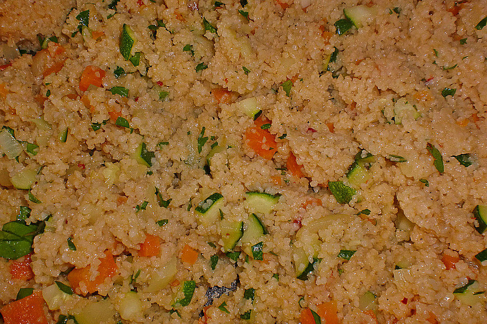 Marrokanischer Gemüse-Couscous mit Gambas und Limetten-Joghurt-Sauce Marrokanischer Gemüse-Couscous mit Gambas und Limetten-Joghurt-Sauce