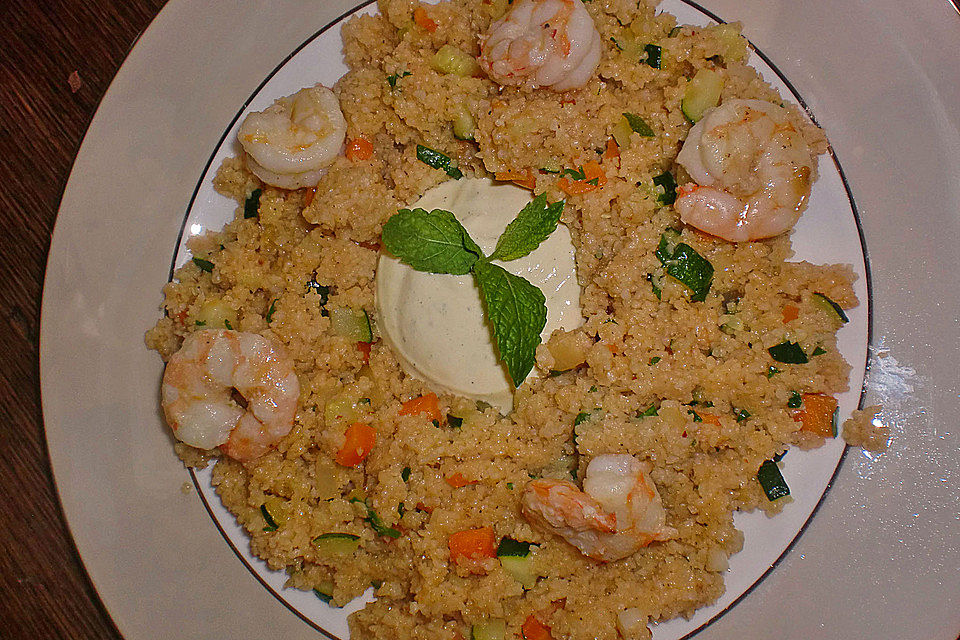 Marrokanischer Gemüse-Couscous mit Gambas und Limetten-Joghurt-Sauce