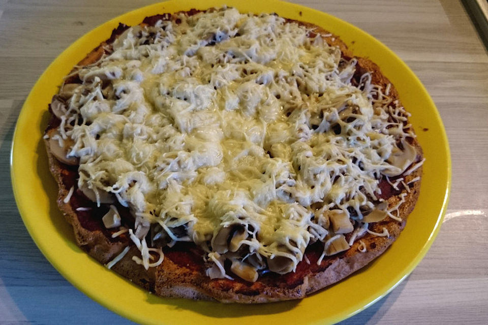 Low Carb Pizza aus Frischkäseteig