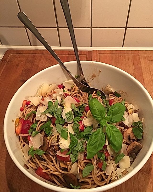 Spaghetti-Salat mit Avocado, Cherry-Datteltomate, Paprika, Champignons, Avocado