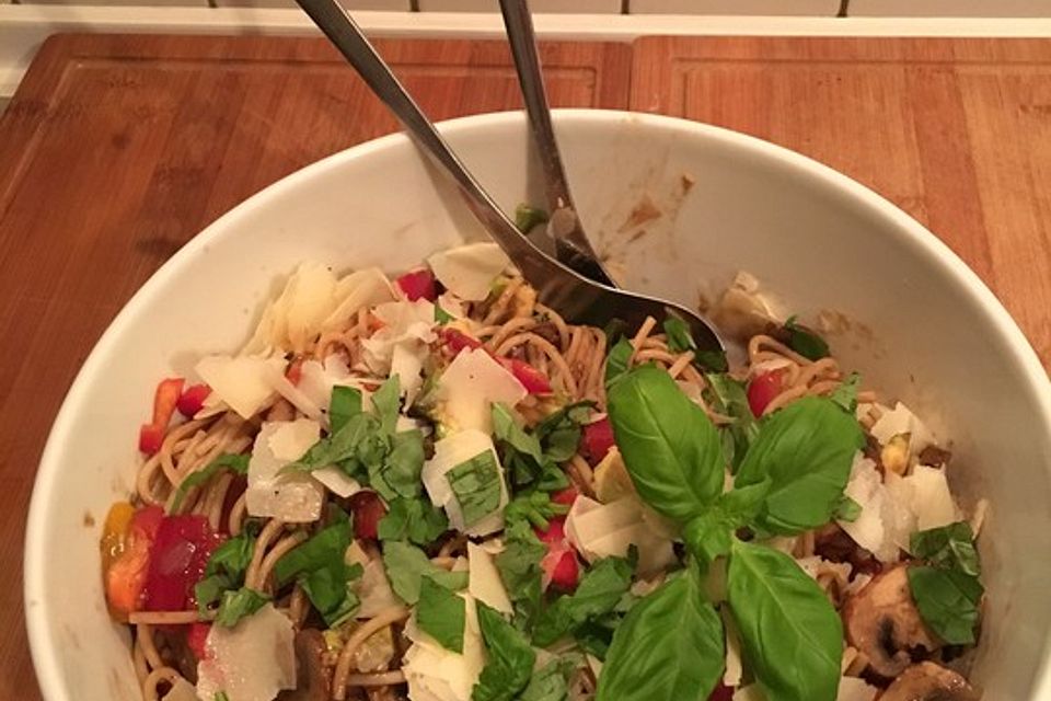 Spaghetti-Salat mit Avocado, Cherry-Datteltomate, Paprika, Champignons, Avocado