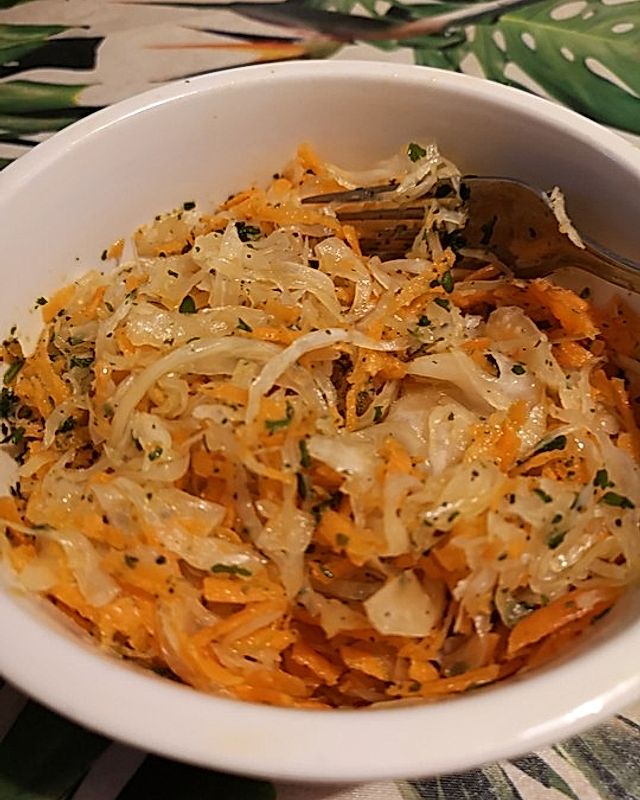 Möhren-Sauerkraut-Salat