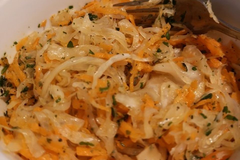 Möhren-Sauerkraut-Salat