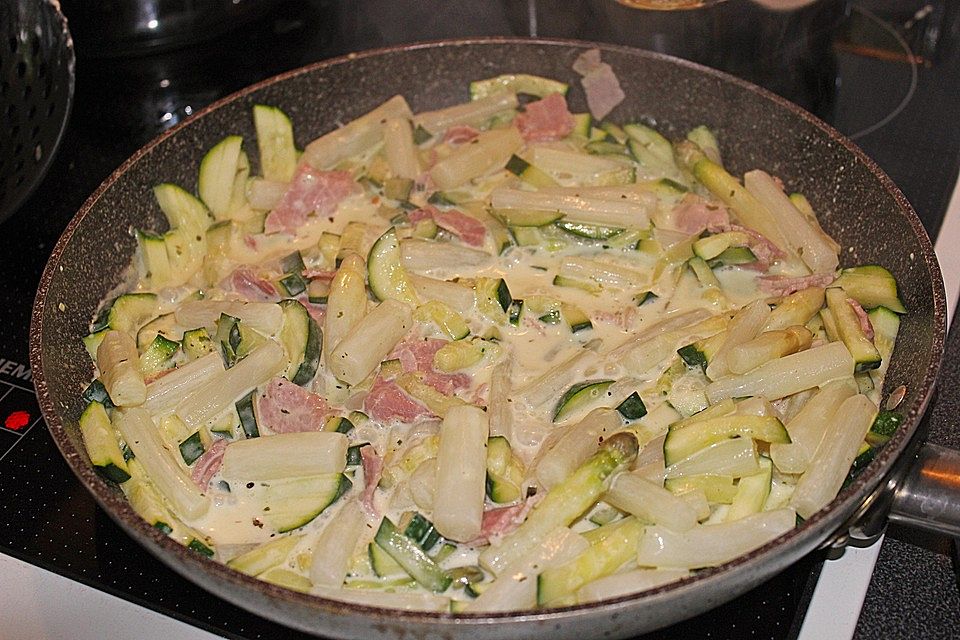 Nudeln mit Spargel-Zucchini-Schinken-Sahnesauce