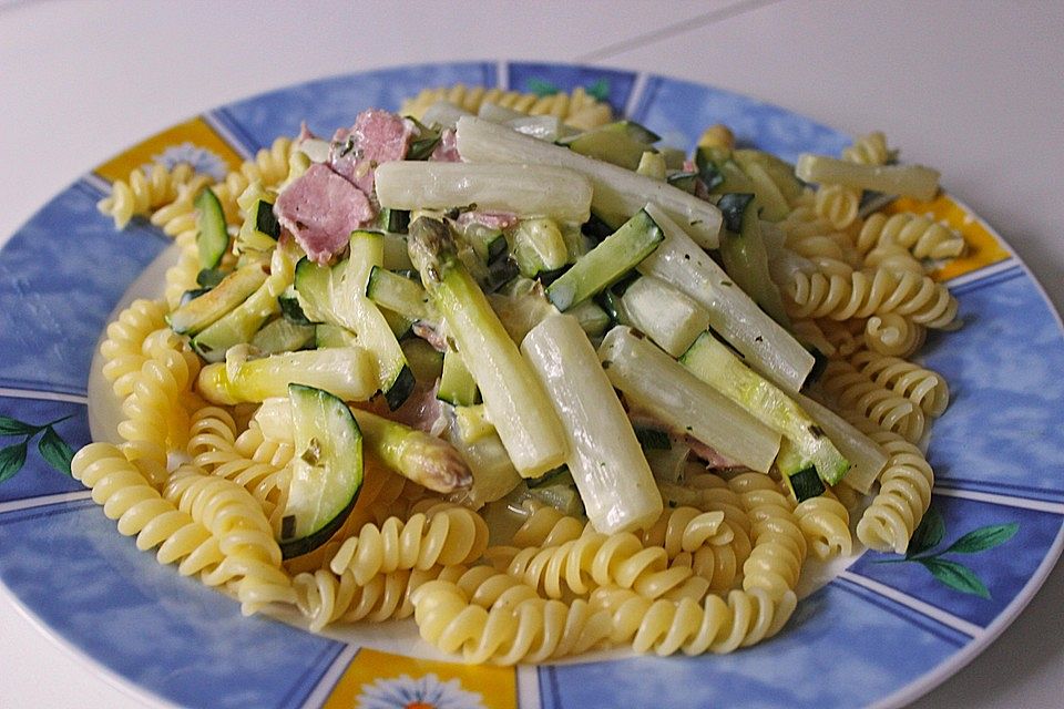 Nudeln mit Spargel-Zucchini-Schinken-Sahnesauce