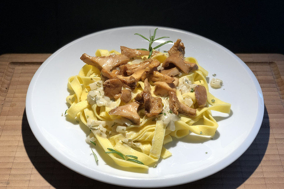 Bandnudeln mit Pfifferlingen in Rosmarinsahne