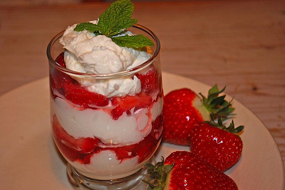 Erdbeeren an Joghurt-Cremefine-Creme